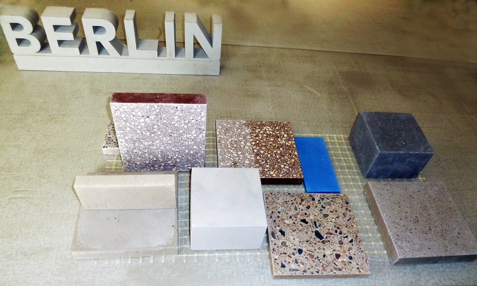 Das Bild zeigt mit dem NaSiO-Binder gegossene Werkstücke, darunter neben verschieden großen und farbigen Blöcken auch einen Berlin-Schriftzug